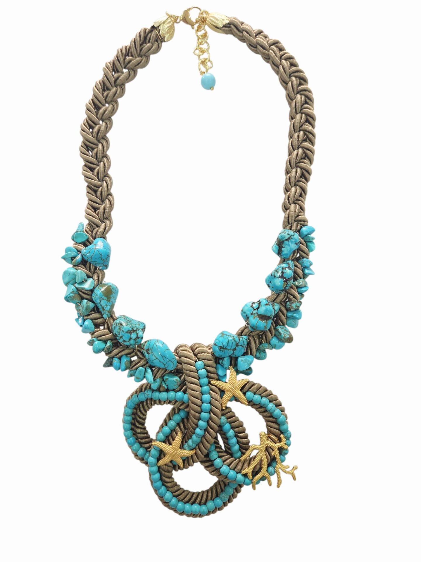 Collana girocollo realizzata artigianalmente con tessuto,elementi marini in ottone e turchesi.
lunghezza regolabile 54 cm Spedizione Gratuita