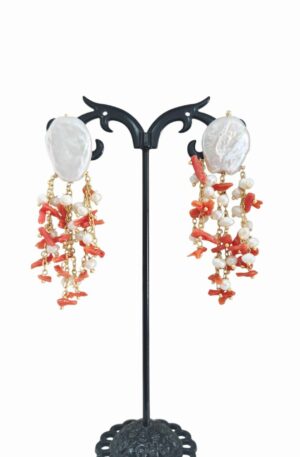Orecchini  realizzati  con perla scaramazza ,corallo e perle di fiume Chiusura ago e farfalla argento925 placcato oro. peso 6.8gr lunghezza 6.5cm Spedizione Gratuita