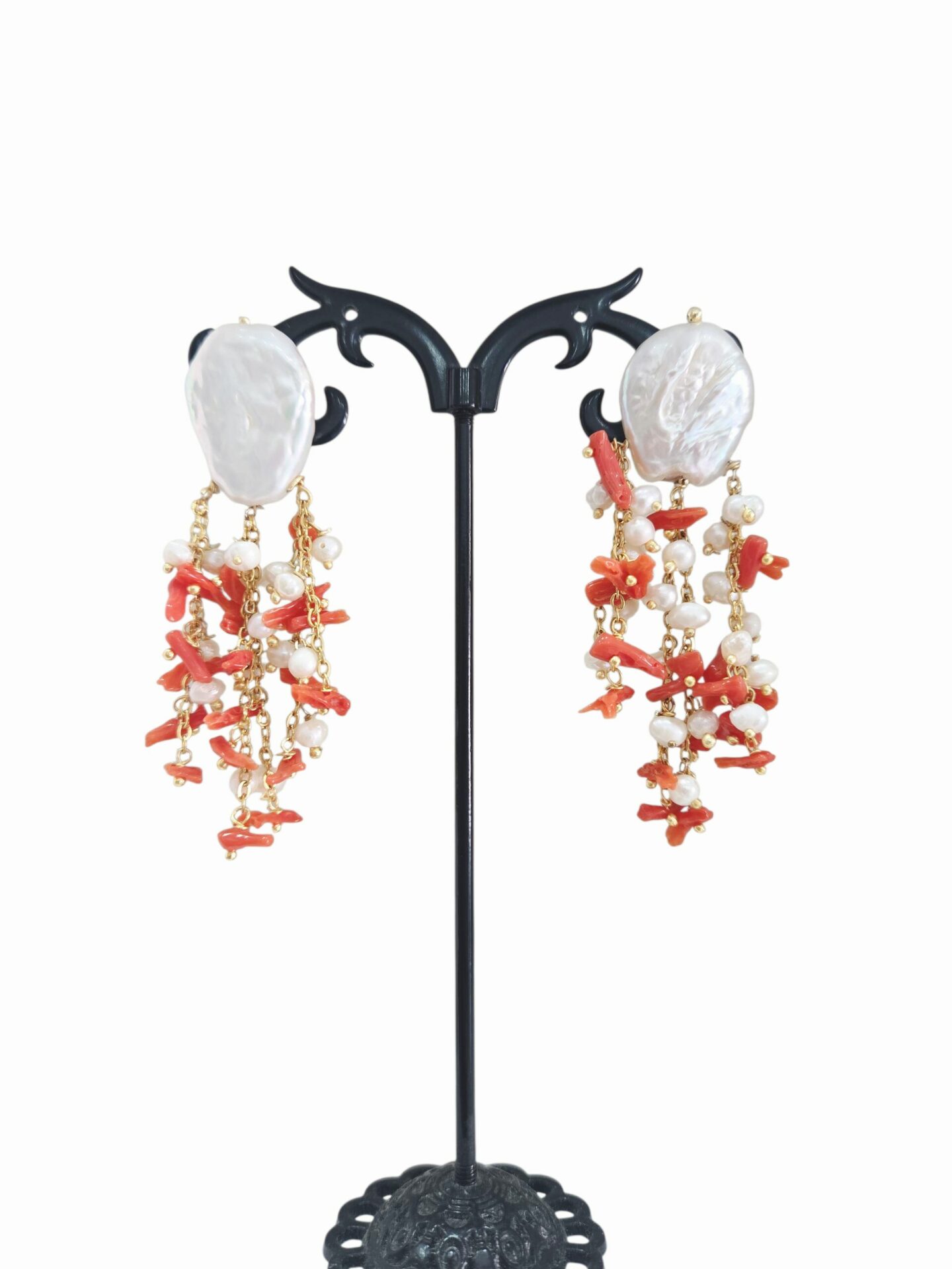 Orecchini  realizzati  con perla scaramazza ,corallo e perle di fiume Chiusura ago e farfalla argento925 placcato oro. peso 6.8gr lunghezza 6.5cm Spedizione Gratuita