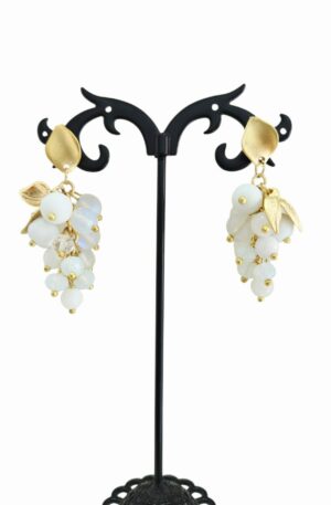 Orecchini  realizzati  con grappolo in agata,cristalli e pietra di luna, foglioline e perno in ottone
peso 8.5gr
lunghezza 4.5cm Spedizione Gratuita