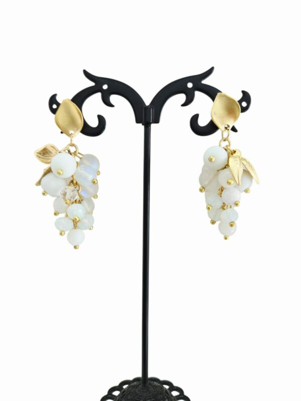 Orecchini  realizzati  con grappolo in agata,cristalli e pietra di luna, foglioline e perno in ottone
peso 8.5gr
lunghezza 4.5cm Spedizione Gratuita