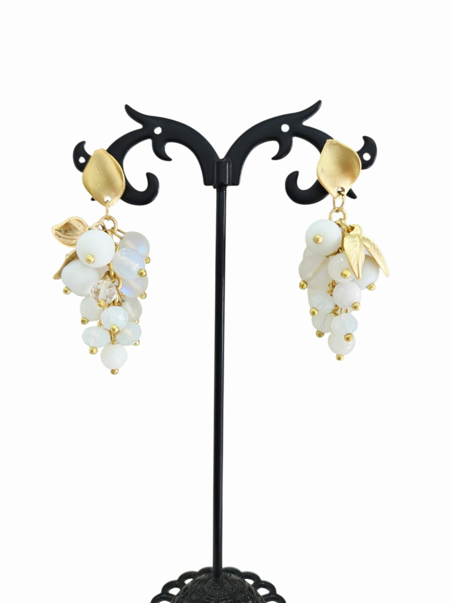 Orecchini  realizzati  con grappolo in agata,cristalli e pietra di luna, foglioline e perno in ottone
peso 8.5gr
lunghezza 4.5cm Spedizione Gratuita