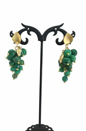 Orecchini  realizzati  con grappolo verde con agata,cristalli e malachite, foglioline e perno in ottone
peso 9.5gr
lunghezza 4.5cm Spedizione Gratuita