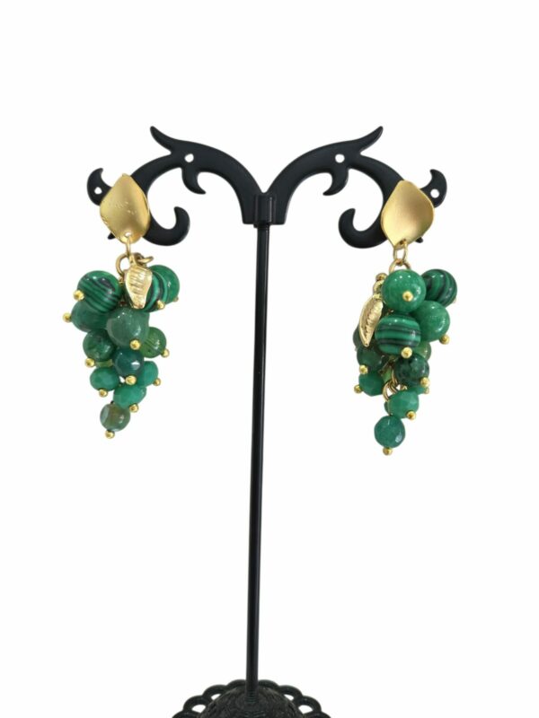 Orecchini  realizzati  con grappolo verde con agata,cristalli e malachite, foglioline e perno in ottonepeso 9.5grlunghezza 4.5cm Spedizione Gratuita