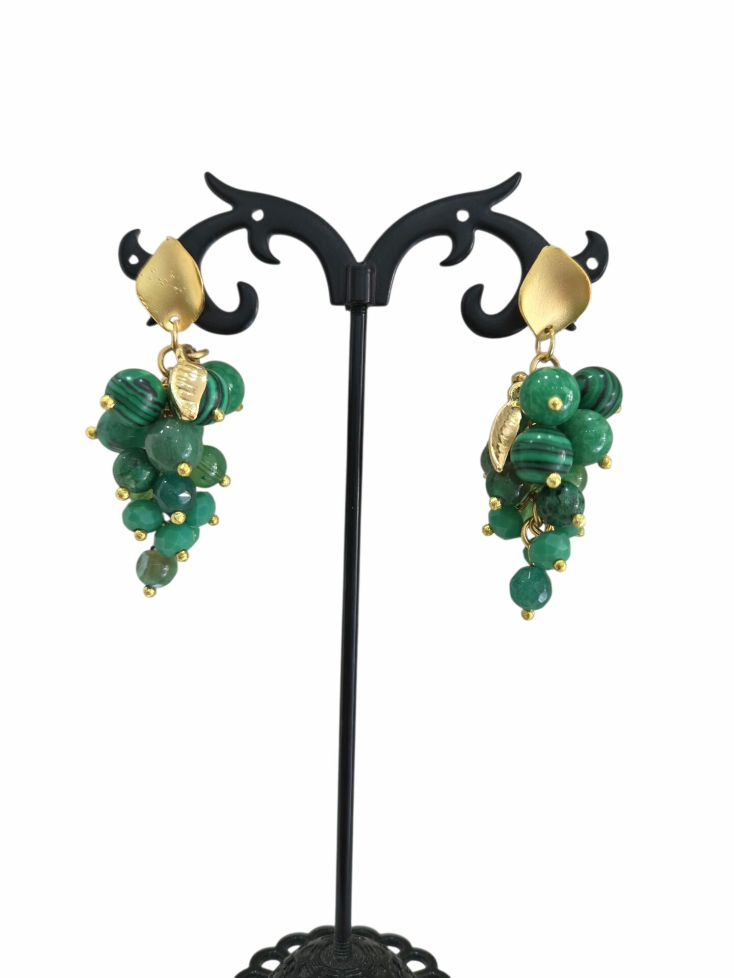 Orecchini  realizzati  con grappolo verde con agata,cristalli e malachite, foglioline e perno in ottone
peso 9.5gr
lunghezza 4.5cm Spedizione Gratuita