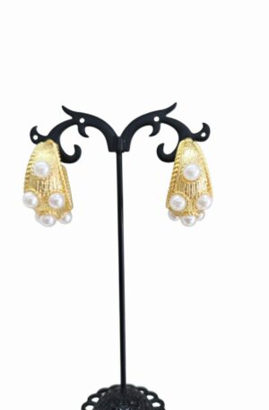 Orecchini  cerchi realizzati in ottone  con perle di fiume incastonate
diametro 3cm
peso 10gr Spedizione Gratuita