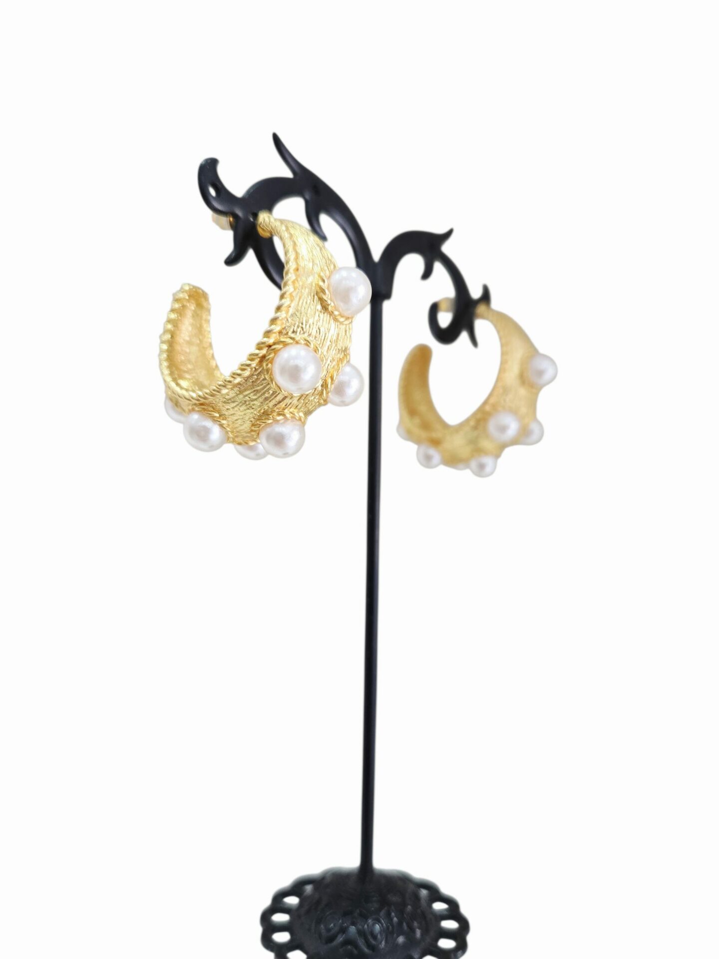 Orecchini  cerchi realizzati in ottone  con perle di fiume incastonate
diametro 3cm
peso 10gr Spedizione Gratuita