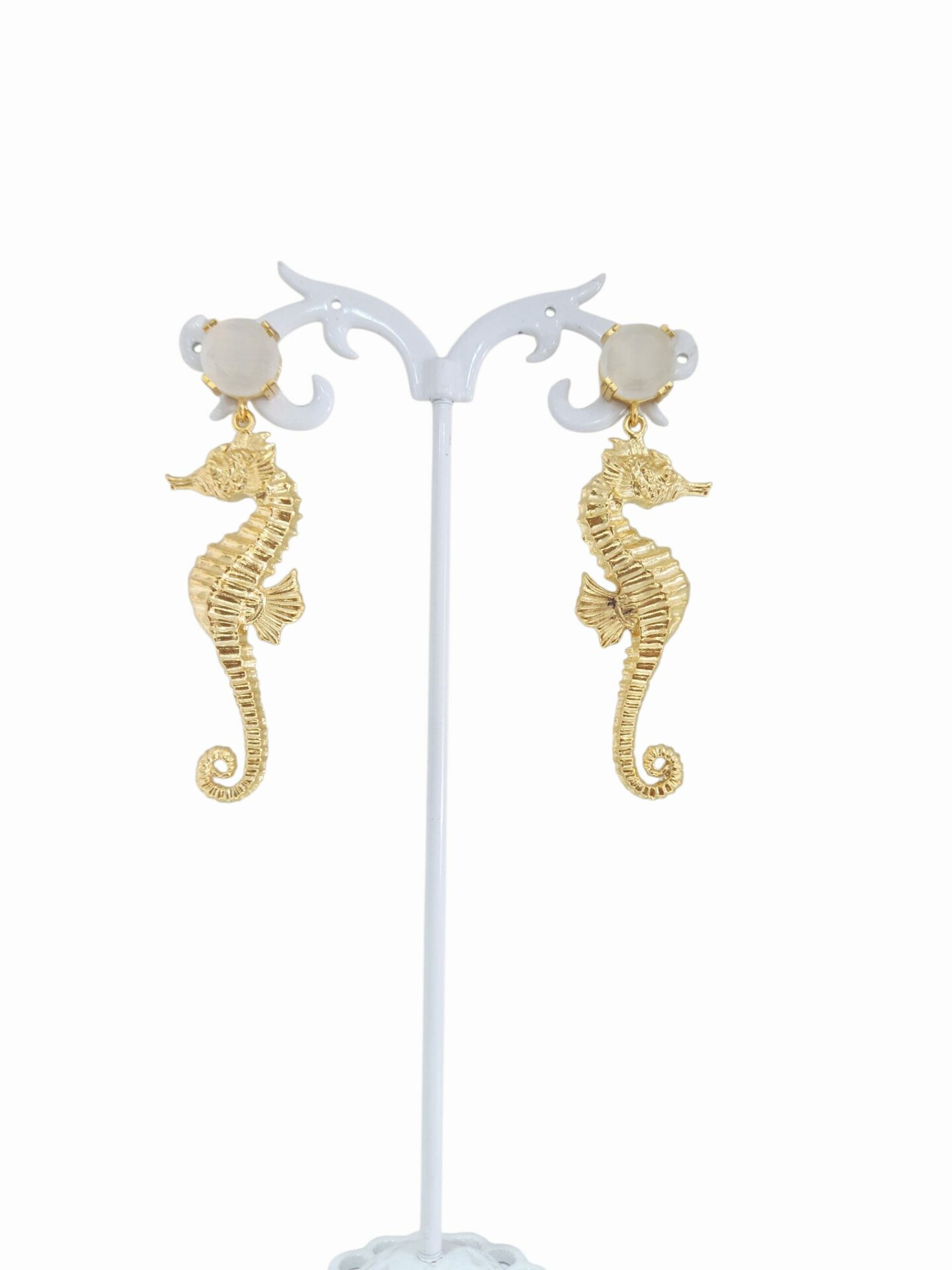 Orecchini  realizzati con cavalluccio marini in ottone e perno con ago occhio di gatto neutro. lunghezza 5.5cm peso 5.5gr Spedizione Gratuita