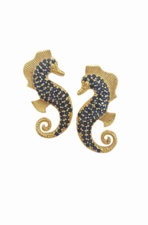 Orecchini lobo cavallucci marini realizzati su base in ottone con zirconi blu incastonati.
lunghezza 3.5cm
peso 5.5gr Spedizione Gratuita