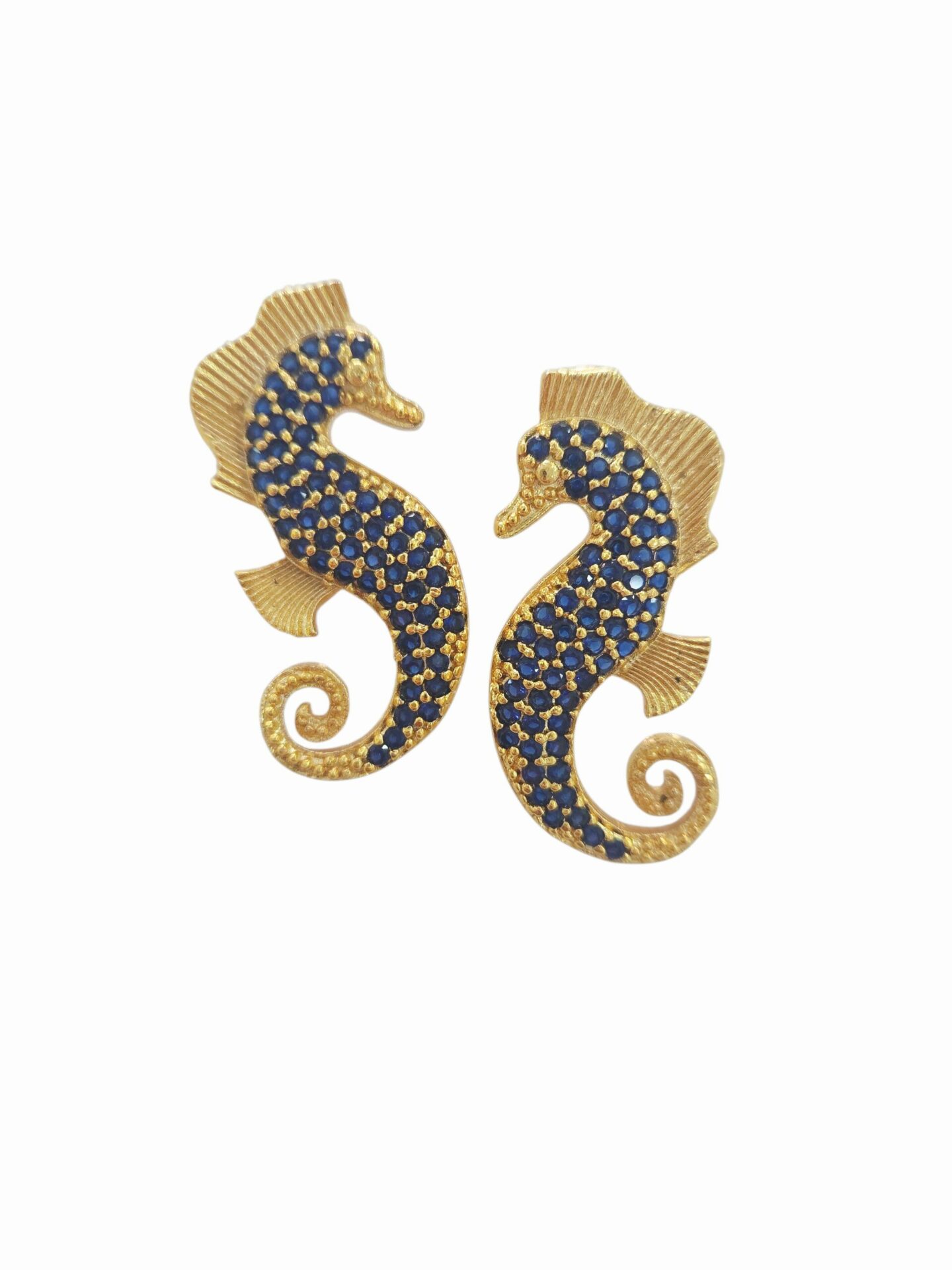 Orecchini lobo cavallucci marini realizzati su base in ottone con zirconi blu incastonati.
lunghezza 3.5cm
peso 5.5gr Spedizione Gratuita