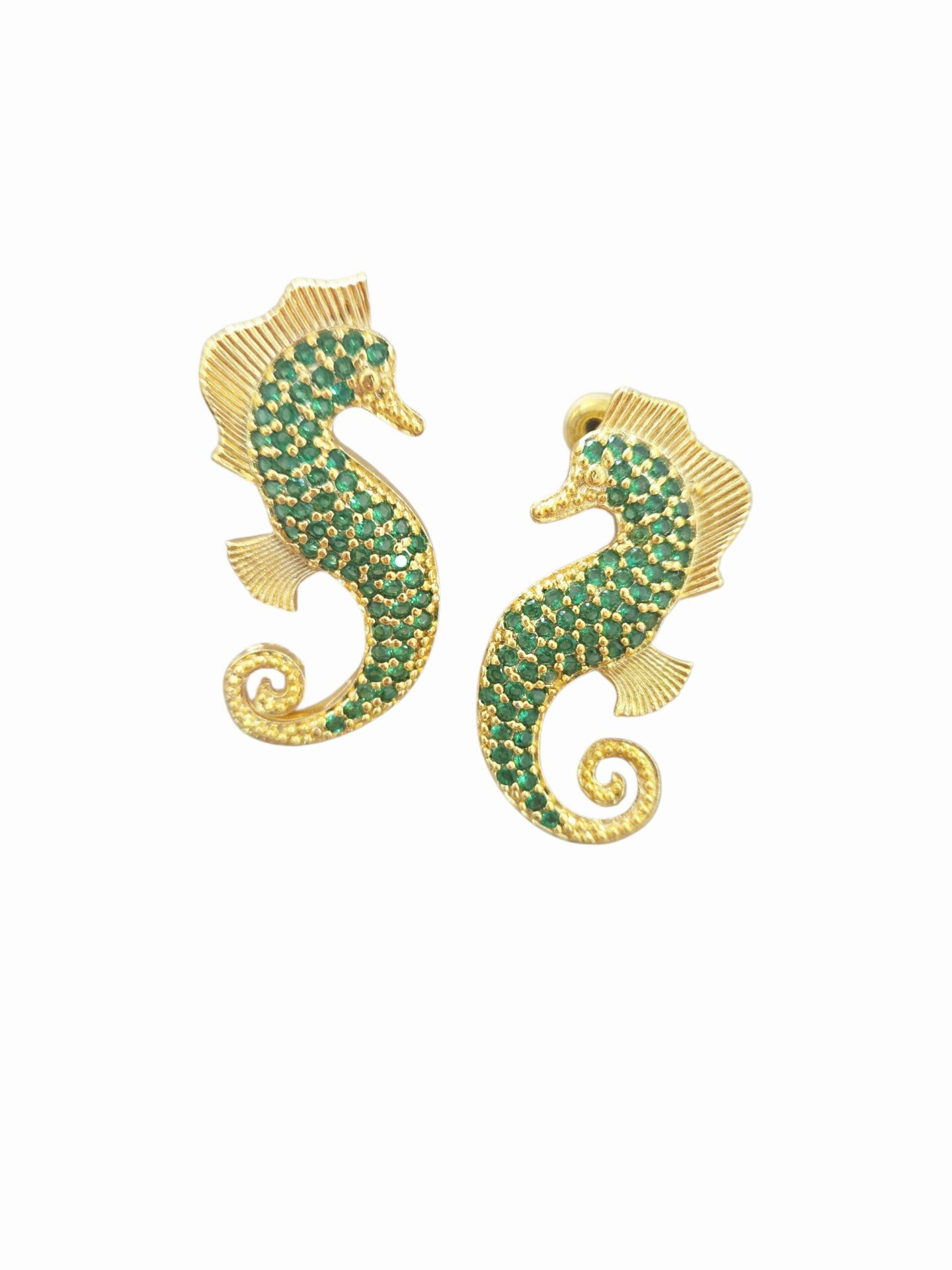 Orecchini lobo cavallucci marini realizzati su base in ottone con zirconi verdi incastonati.
lunghezza 3.5cm
peso 5.5gr Spedizione Gratuita