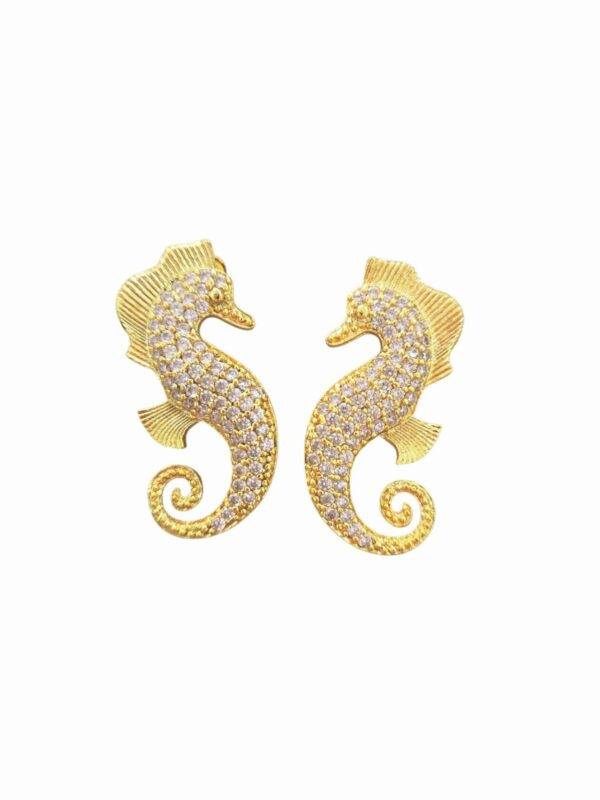 Orecchini lobo cavallucci marini realizzati su base in ottone con zirconi rosa chiaro incastonati.
lunghezza 3.5cm
peso 5.5gr Spedizione Gratuita