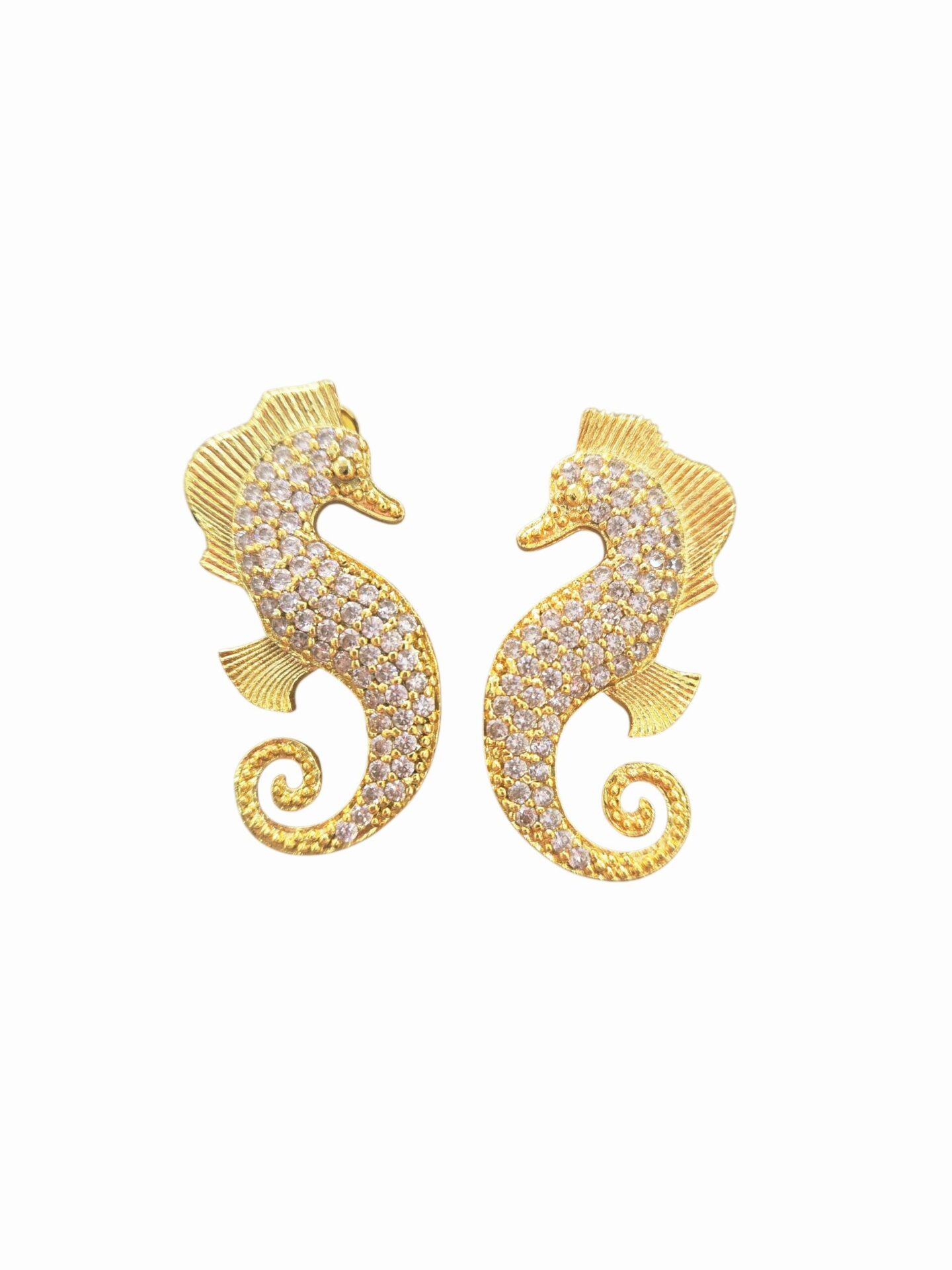 Orecchini lobo cavallucci marini realizzati su base in ottone con zirconi rosa chiaro incastonati.
lunghezza 3.5cm
peso 5.5gr Spedizione Gratuita