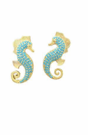 Orecchini lobo cavallucci marini realizzati su base in ottone con zirconi turchesi incastonati.
lunghezza 3.5cm
peso 5.5gr Spedizione Gratuita