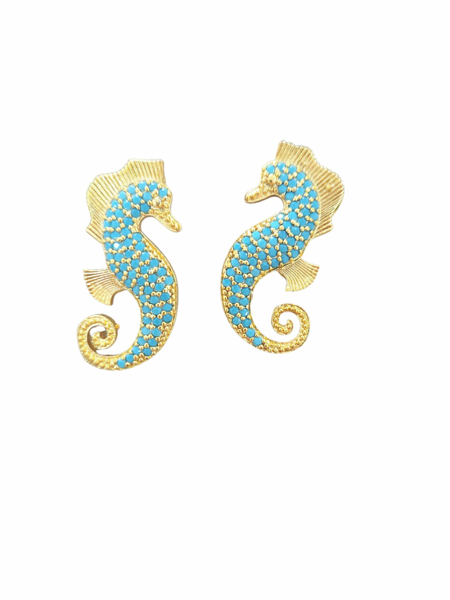 Orecchini lobo cavallucci marini realizzati su base in ottone con zirconi turchesi incastonati.
lunghezza 3.5cm
peso 5.5gr Spedizione Gratuita