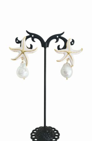 Orecchini realizzati con stella smaltata bianco perlato e dorato e perla scaramazza. peso 8.4gr lunghezza 4cm Spedizione Gratuita
