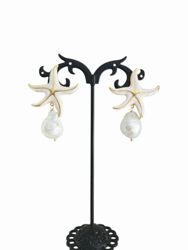 Orecchini realizzati con stella smaltata bianco perlato e dorato e perla scaramazza. peso 8.4gr lunghezza 4cm Spedizione Gratuita