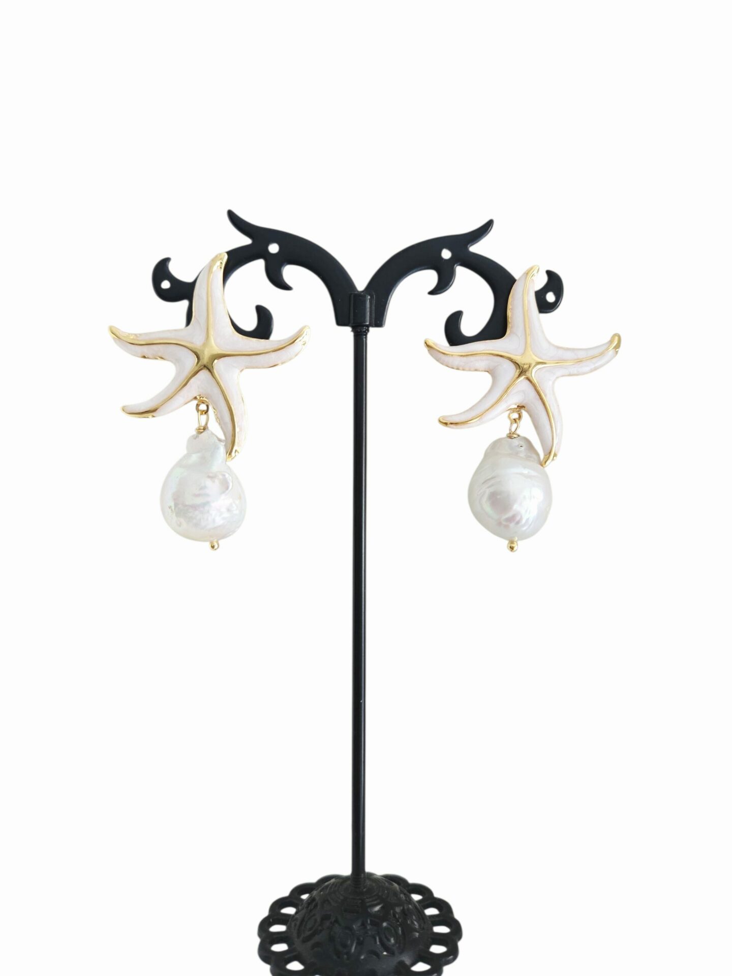 Orecchini realizzati con stella smaltata bianco perlato e dorato e perla scaramazza. peso 8.4gr lunghezza 4cm Spedizione Gratuita