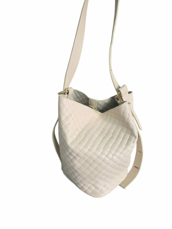 Borsa secchiello doppia stampo pelle intrecciata beige interno nudo in camoscio tasca unica con tracollina in tessuto con catenella dorata.Vera pelle made Italy Misure H25 B19 Spedizione Gratuita
