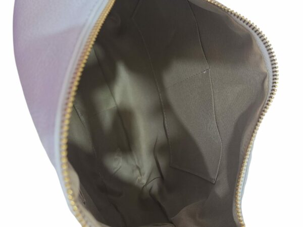 Borsa in vera pelle bianca manico ampio e tracolla interno foderato con scomparti laterali due aperti uno con zip. Chiusura con zip. Made Italy.Misure H29 B9 L30 Spedizione Gratuita