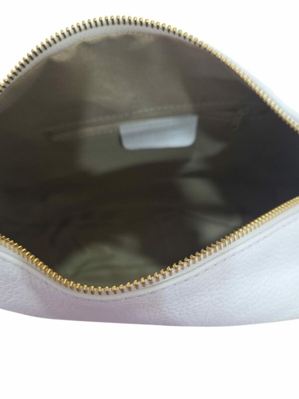 Borsa in vera pelle bianca manico ampio e tracolla interno foderato con scomparti laterali due aperti uno con zip. Chiusura con zip. Made Italy.Misure H29 B9 L30 Spedizione Gratuita