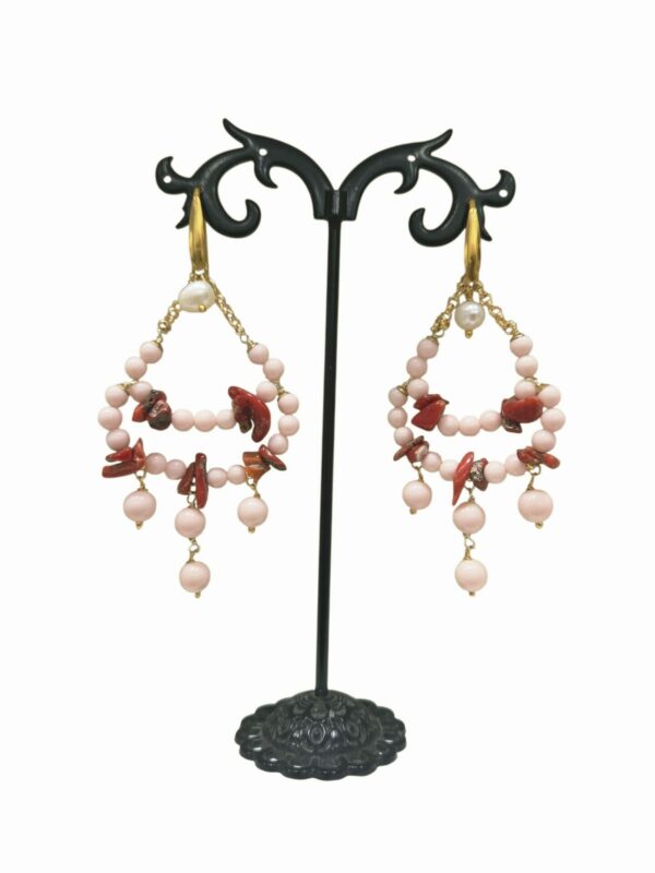 Orecchini realizzati artigianalmente con corallo rosso, sfere in pasta di corallo rosa e perline di fiume, con monachella in ottone.
lunghezza 8cm
peso 5.9gr Spedizione Gratuita