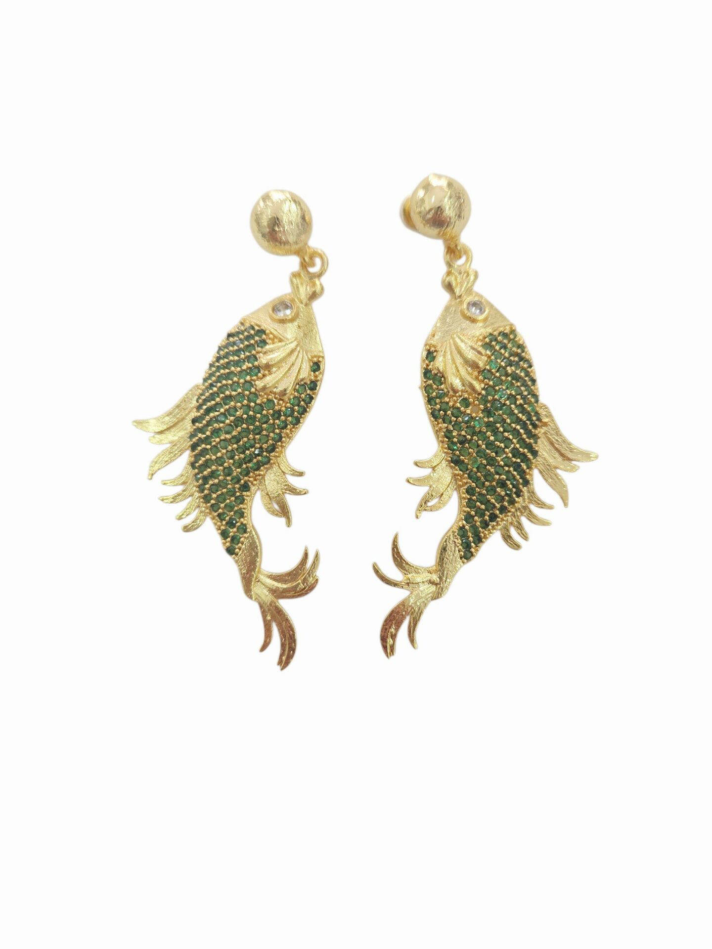 Orecchini pesciolini realizzati su base in ottone con zirconi verdi incastonati.lunghezza 5.5cmpeso 6.5gr Spedizione Gratuita