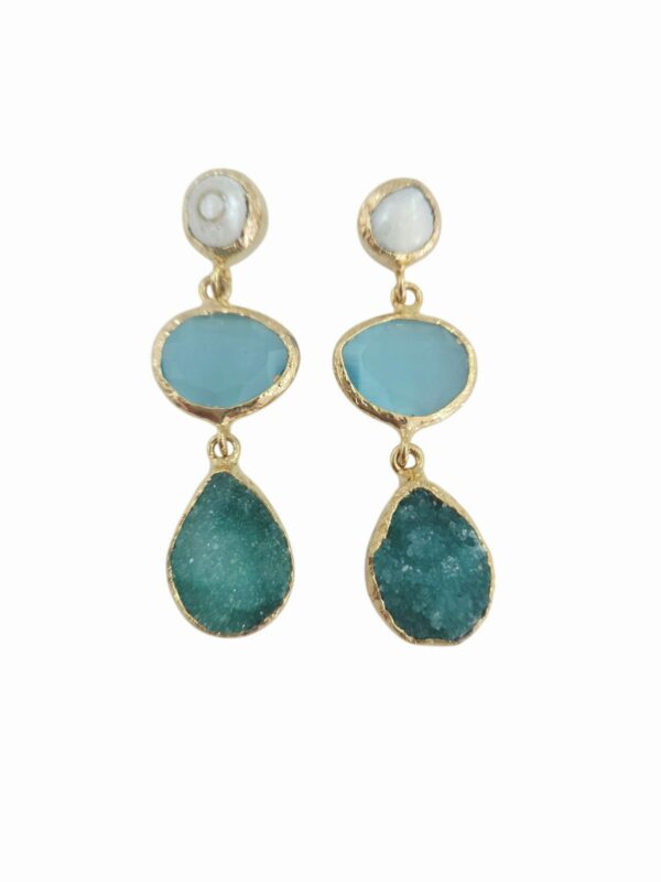 Orecchini realizzati con perno perla di fiume, occhio di gatto turchese e druzy verde circondati da ottone
lunghezza 5cm
peso 8.1gr Spedizione Gratuita