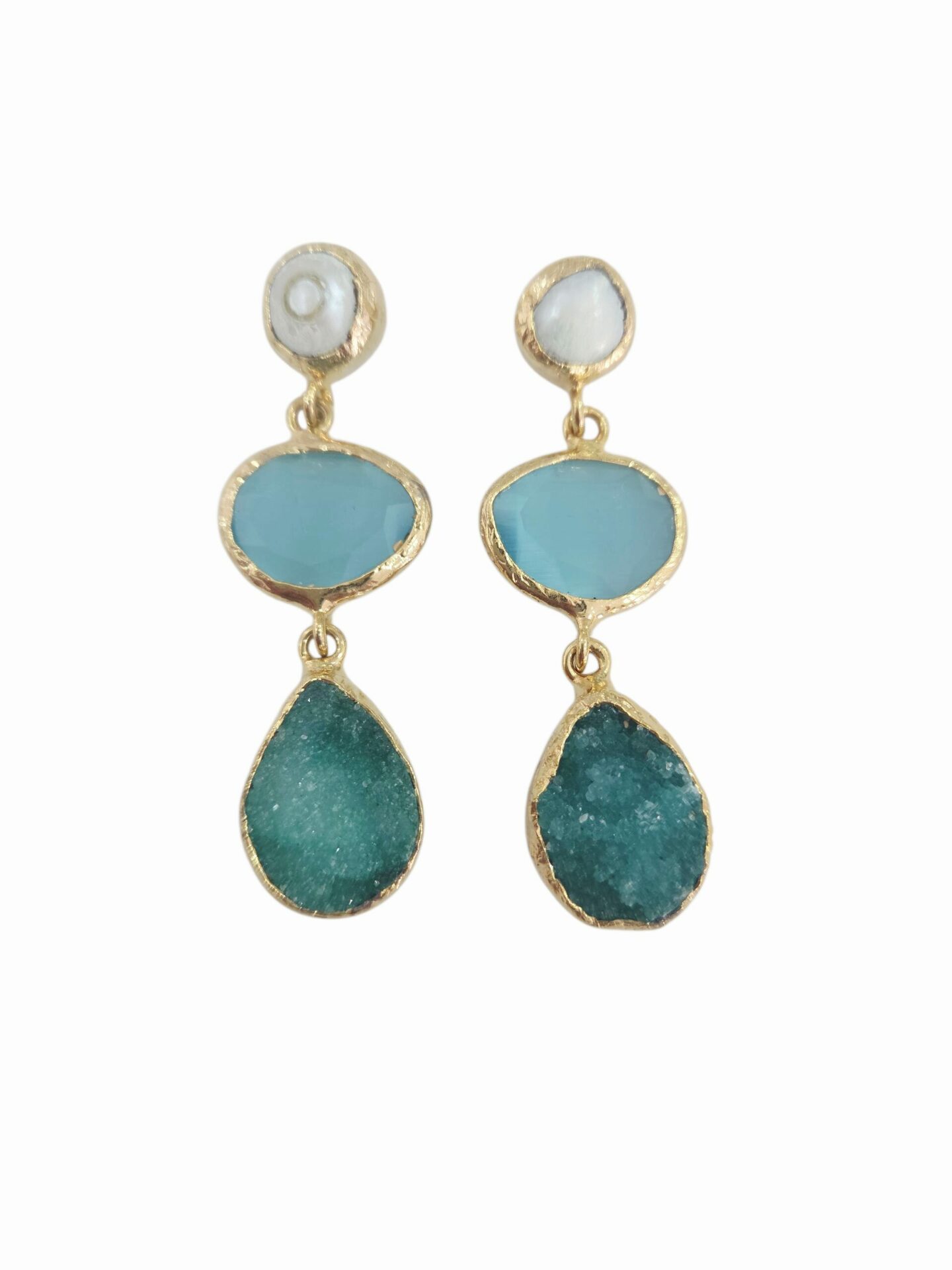 Orecchini realizzati con perno perla di fiume, occhio di gatto turchese e druzy verde circondati da ottone
lunghezza 5cm
peso 8.1gr Spedizione Gratuita