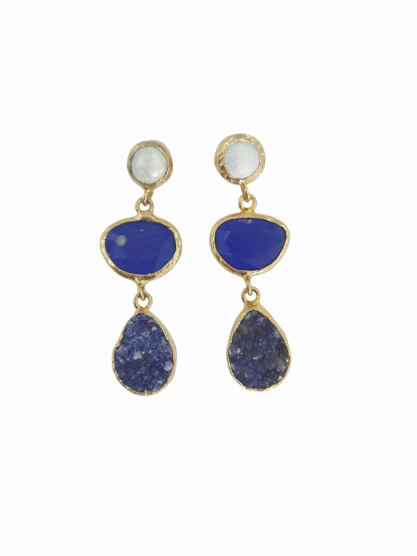 Orecchini realizzati con perno perla di fiume, occhio di gatto blu elettrico e druzy blu circondati da ottone
lunghezza 5cm
peso 8.1gr Spedizione Gratuita