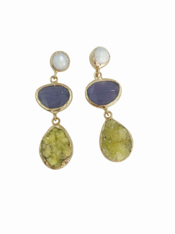 Orecchini realizzati con perno perla di fiume, occhio di gatto viola e druzy gialla circondati da ottone
lunghezza 5cm
peso 8.1gr Spedizione Gratuita