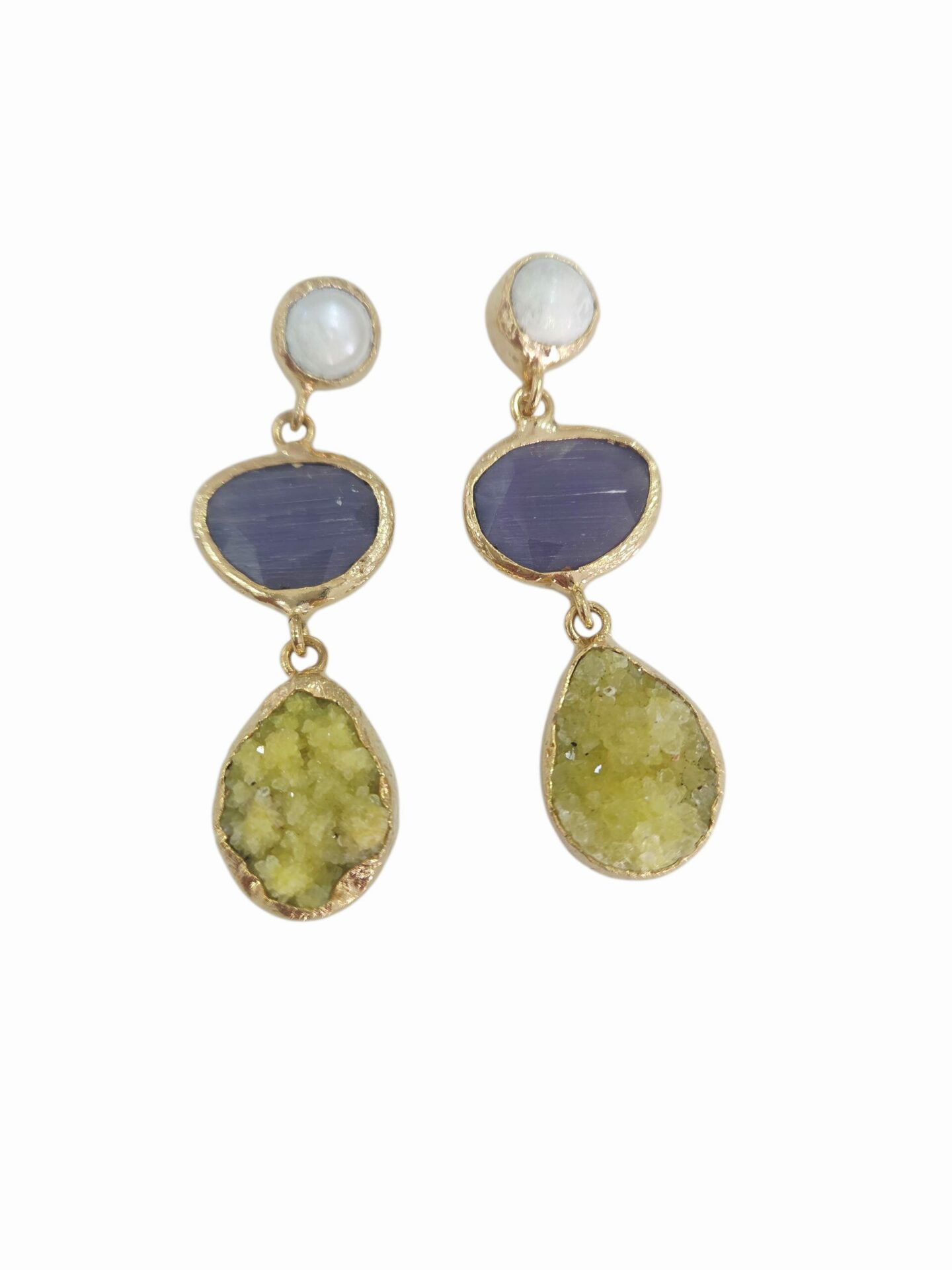 Orecchini realizzati con perno perla di fiume, occhio di gatto viola e druzy gialla circondati da ottone
lunghezza 5cm
peso 8.1gr Spedizione Gratuita