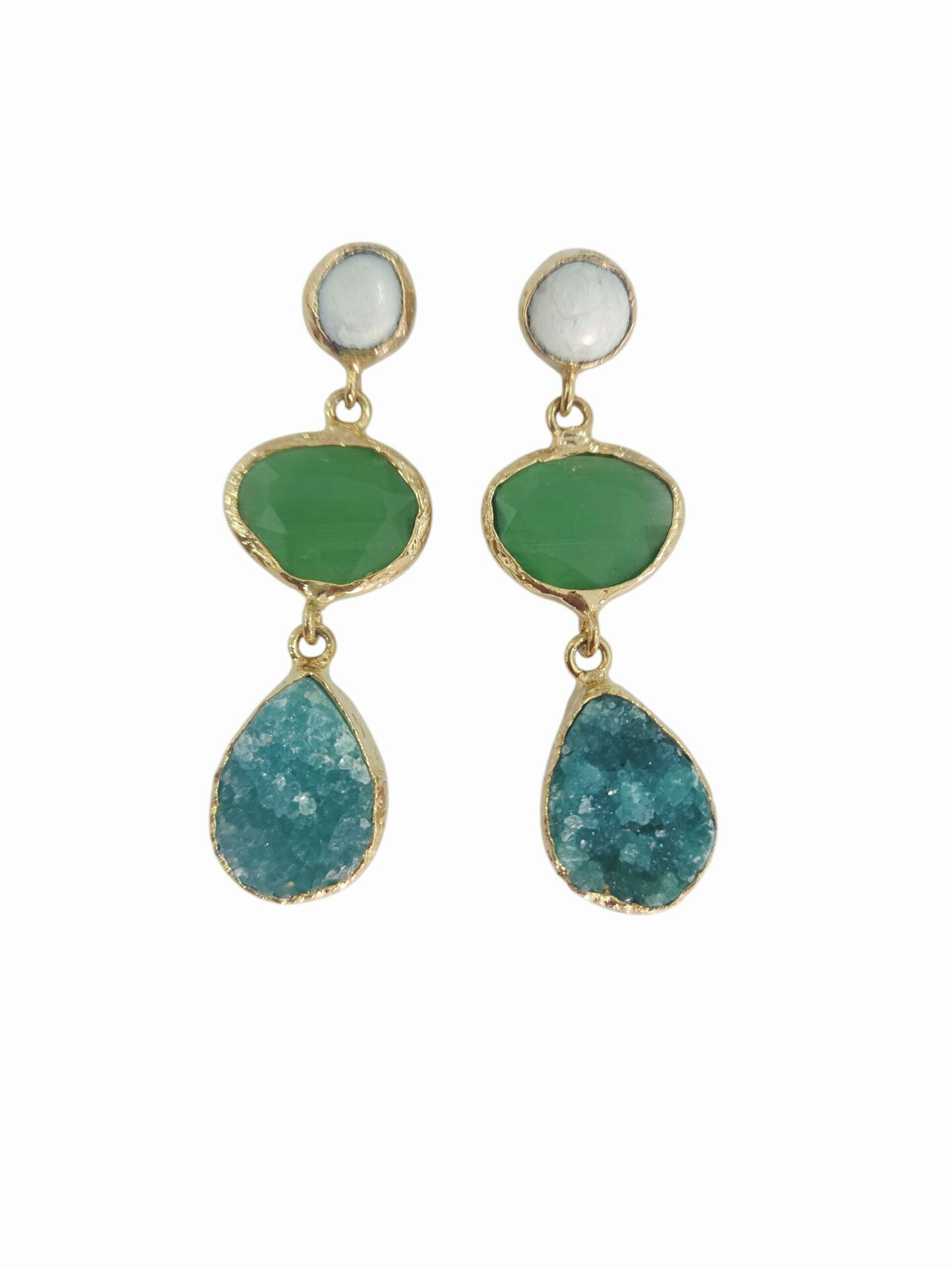 Orecchini realizzati con perno perla di fiume, occhio di gatto verde e druzy verde circondati da ottone
lunghezza 5cm
peso 8.1gr Spedizione Gratuita