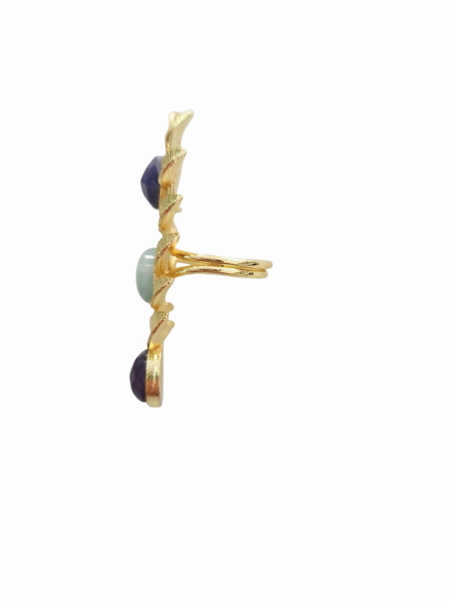 Anello regolabile realizzato in ottone con pietre naturali incastonate: lapislazzuli, amazzonite e ametista.
lunghezza 5.5cm Spedizione Gratuita