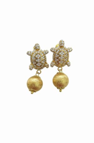 Orecchini realizzati con perno tartaruga in ottone con zirconi neutri e sfera in ottone satinato
lunghezza 
peso 4.1gr
lunghezza 3.5cm Spedizione Gratuita