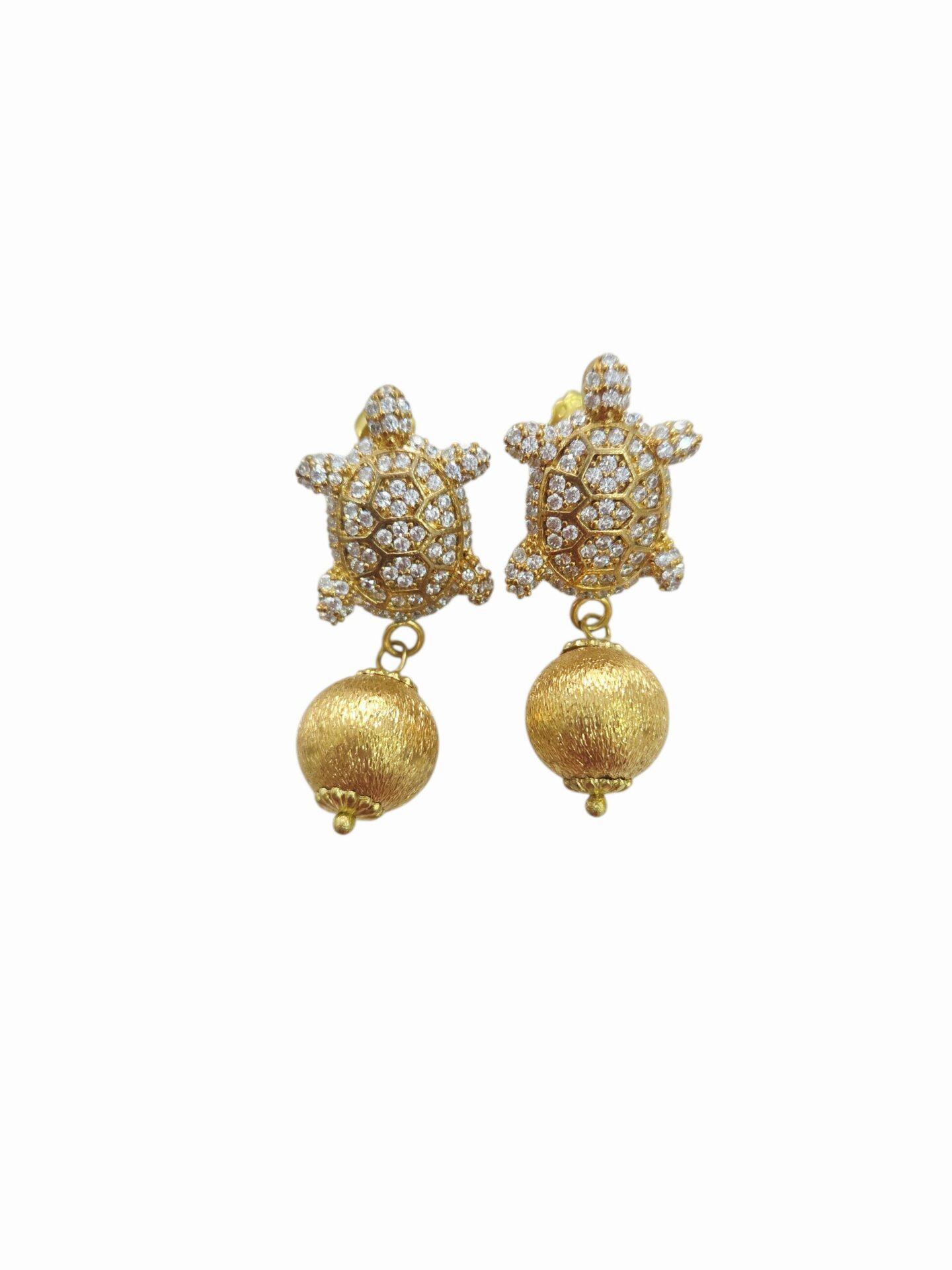 Orecchini realizzati con perno tartaruga in ottone con zirconi neutri e sfera in ottone satinato
lunghezza 
peso 4.1gr
lunghezza 3.5cm Spedizione Gratuita