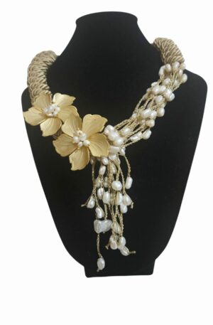 Collana girocollo realizzata artigianalmente con tessuto, perle di fiume e fiori in ottone.
lunghezza regolabile 47cm Spedizione Gratuita