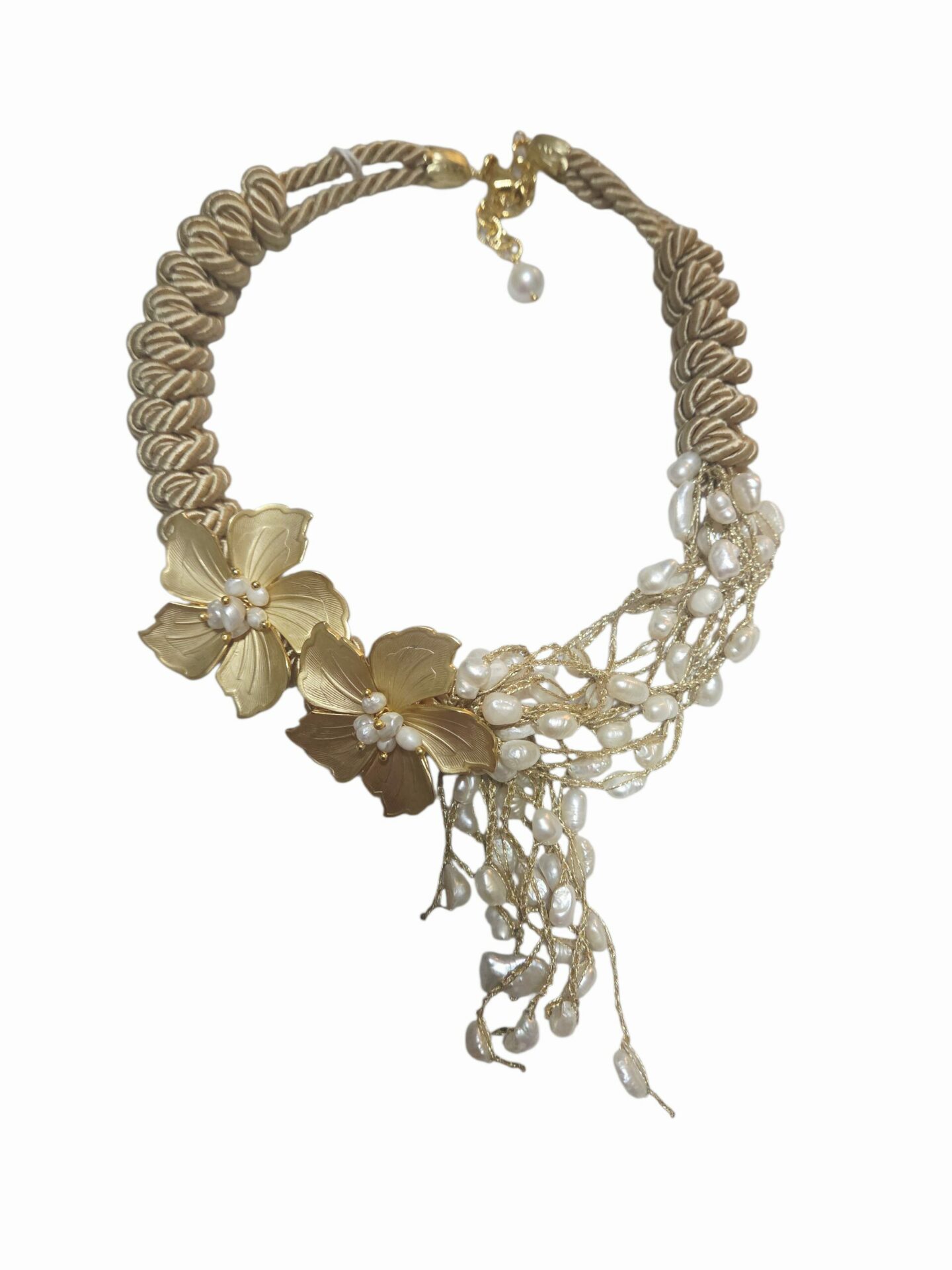 Collana girocollo realizzata artigianalmente con tessuto, perle di fiume e fiori in ottone.
lunghezza regolabile 47cm Spedizione Gratuita