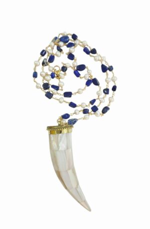 Collana lunga realizzata con lapislazzuli e perle di fiume, corno pendente in madreperla.possibilità di fare doppio giro, lunghezza catena 1m,lunghezza corno 10cm Spedizione Gratuita
