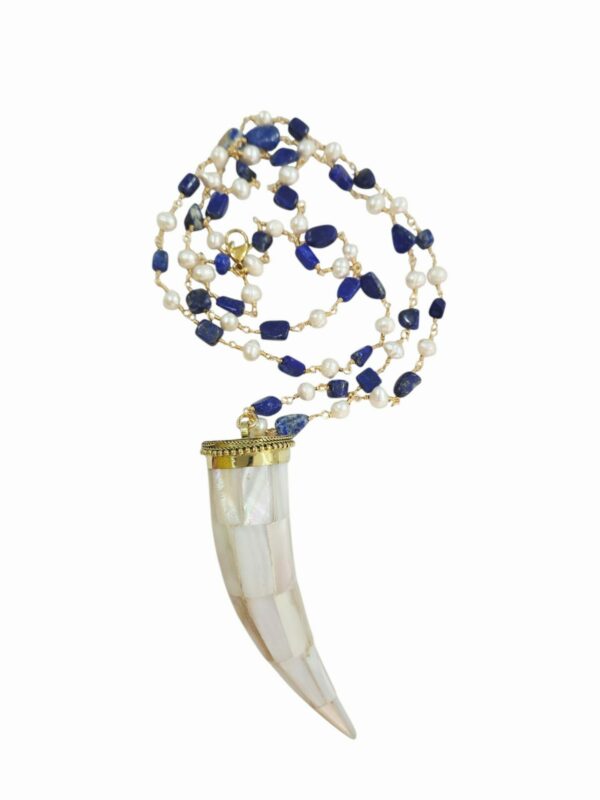 Collana lunga realizzata con lapislazzuli e perle di fiume, corno pendente in madreperla.possibilità di fare doppio giro, lunghezza catena 1m,lunghezza corno 10cm Spedizione Gratuita