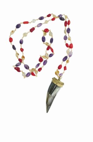 Collana lunga realizzata con ametista,quarzo citrino e corallo bambù, corno pendente in madreperla grigio.possibilità di fare doppio giro, lunghezza catena 92cm ,lunghezza corno 6cm Spedizione Gratuita