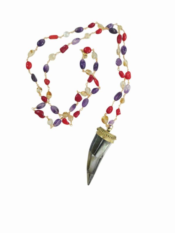 Collana lunga realizzata con ametista,quarzo citrino e corallo bambù, corno pendente in madreperla grigio.possibilità di fare doppio giro, lunghezza catena 92cm ,lunghezza corno 6cm Spedizione Gratuita