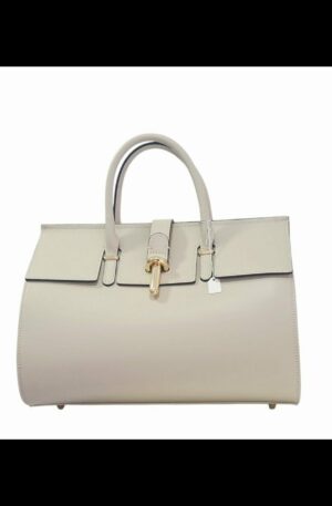 Borsa rigida in vera pelle beige, dotata di tracolla, chiusura dorata,tasca unica interna foderata con tasche laterali.Misure L 33 B13 H25 Spedizione Gratuita