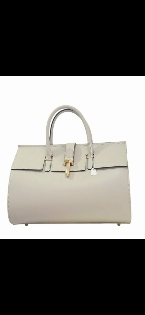 Borsa rigida in vera pelle beige, dotata di tracolla, chiusura dorata,tasca unica interna foderata con tasche laterali.Misure L 33 B13 H25 Spedizione Gratuita