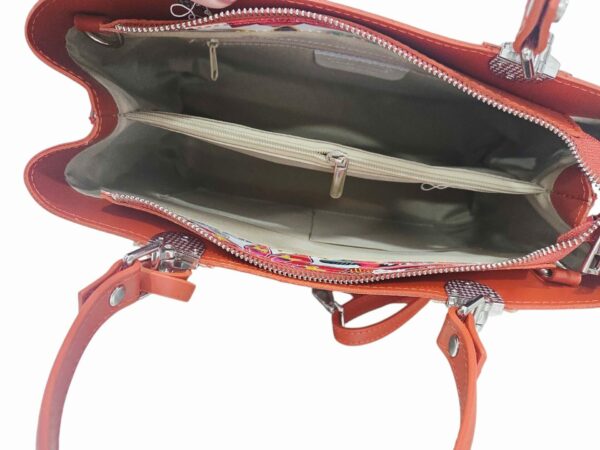 Borsa vera pelle,made Italy, pelle stampata multicolore, interno foderato con 3 scomparti e tasche laterali. chiusura con zip. dotata di tracolla Misure L 32 B12 H24 Spedizione Gratuita