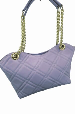 Borsa in vera pelle,made Italy, con impunture doppio manico ampio con catena oro e pelle, interno foderato scomparto unico con tasche laterali. chiusura con zip. colore glicineMisure L 31 B12 H24 Spedizione Gratuita
