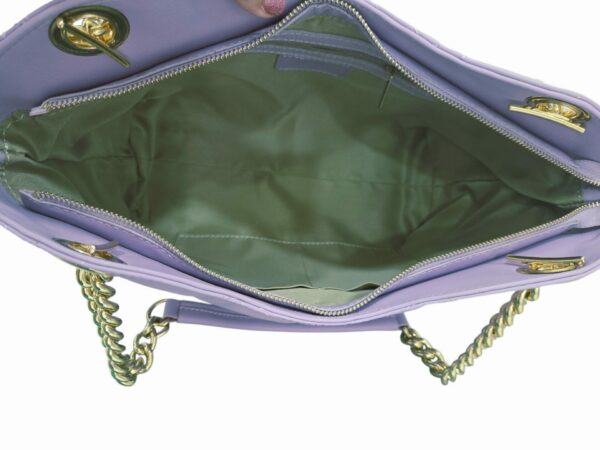 Borsa in vera pelle,made Italy, con impunture doppio manico ampio con catena oro e pelle, interno foderato scomparto unico con tasche laterali. chiusura con zip. colore glicineMisure L 31 B12 H24 Spedizione Gratuita