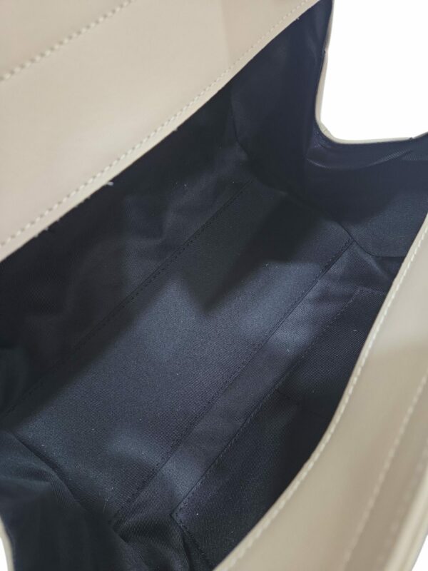 Borsa rigida in vera pelle beige, dotata di tracolla, chiusura dorata,tasca unica interna foderata con tasche laterali.Misure L 33 B13 H25 Spedizione Gratuita
