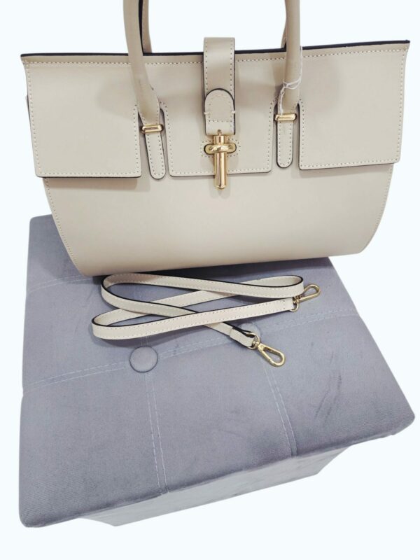 Borsa rigida in vera pelle beige, dotata di tracolla, chiusura dorata,tasca unica interna foderata con tasche laterali.Misure L 33 B13 H25 Spedizione Gratuita