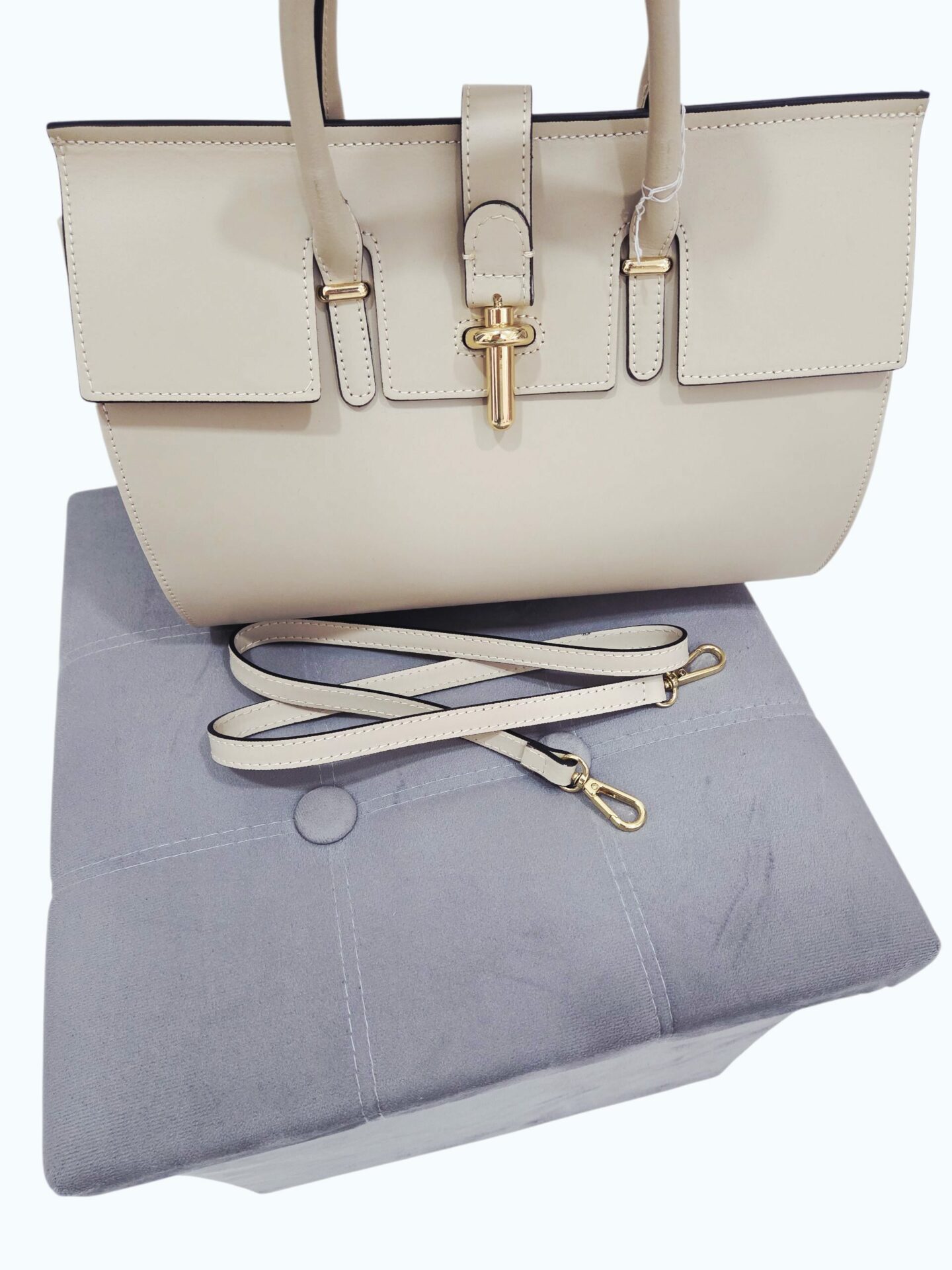 Borsa rigida in vera pelle beige, dotata di tracolla, chiusura dorata,tasca unica interna foderata con tasche laterali.Misure L 33 B13 H25 Spedizione Gratuita